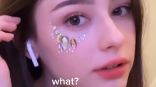Peri kecil Rusia Dasha mengajukan panggilan video kepada Anda