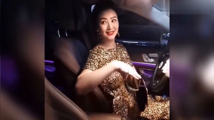 คุณป้าวัย 45 ปีเป็นอะไรไป พอขึ้นรถปุ๊บก็ตกหลุมรักซะแล้ว คนไหนๆ ก็ดูดีไปหมด