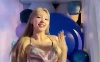 Nayeon biểu diễn một bài cho bạn xem