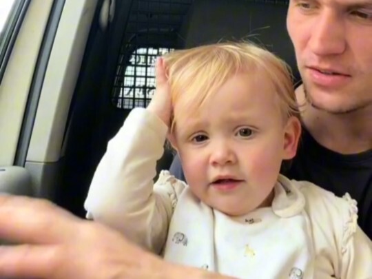 أب حنون يعتني بطفله: "صراع الحب والكره" بين المولود اللطيف ووالده