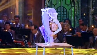 Peri Wisteria Alexandra Millerva membawakan "Croatian Rhapsody" di Kompetisi Bakat Pemuda Seluruh Ru