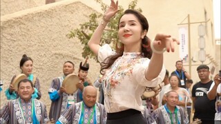 بعد نصف عام، التقيتُ مجددًا بفناني الشعب الشعبي من مقاطعة سيلي في معرض "شينجيانغ مكانٌ جميل" لدعم ال