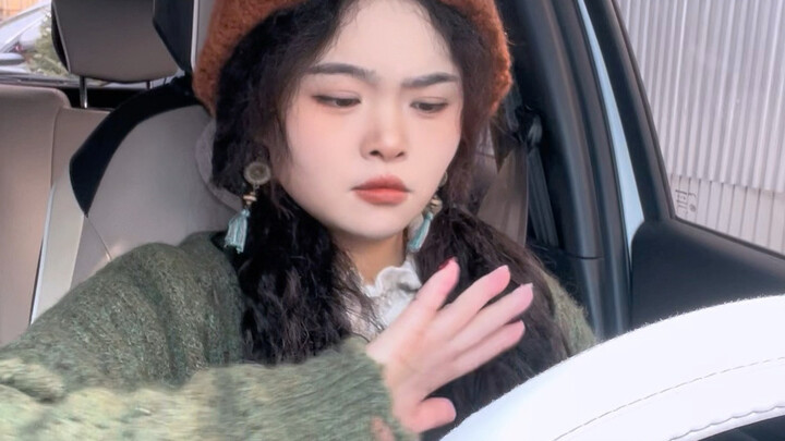 Berbagai Tipe Orang Saat Menunggu Lampu Merah di Mobil