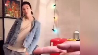 Henry Liu Xianhua's version of "She Pulled Me" also involved dancing, the timing was so accurate hah