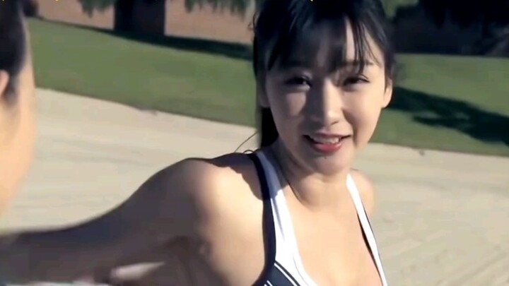 Liu Yan Beiye gathered at the beach, wearing a swimsuit, showing off a good figure!