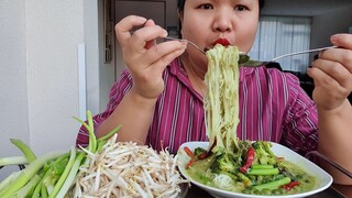 กินขนมจีนน้ำยาแกงเขียวหวานเผ็ดๆEat Spicy  Green Curry Soup With Thai Vermicelli