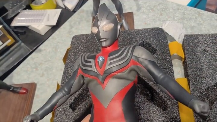 Daryl membuka kotak - Ternak Ultraman Tiga Tipe Tornado