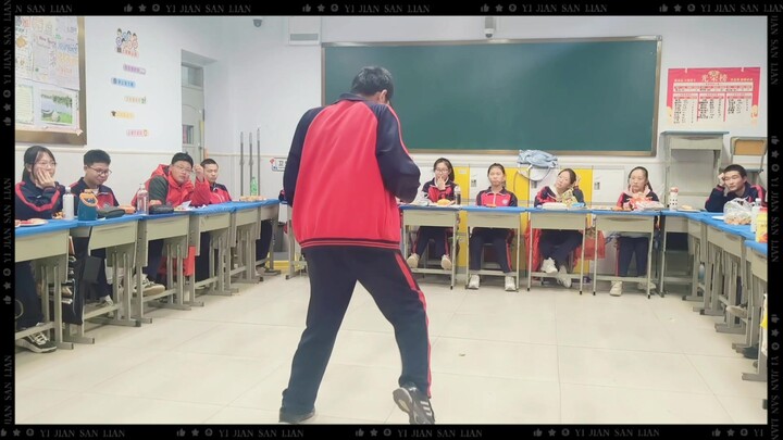 当我在元旦晚会上表演迈克尔杰克逊