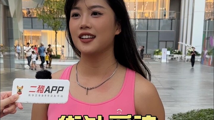 性格开朗小麦肤色的小姐姐