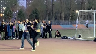 Đại học Sư phạm Đông Bắc, nhảy ngẫu hứng trên sân vận động với bài hát "Solo" của Jennie