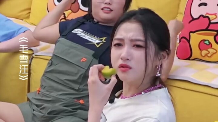 Guan Xiaotong’s hearing might be affected if she doesn’t wear glasses.