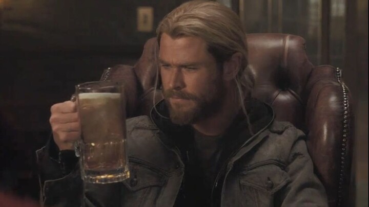 Thor bối rối trước Bác sĩ...