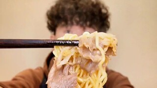 ฉันกินบะหมี่กึ่งสำเร็จรูปมา 75 วันติดแล้ว เบื่ออาหาร ไม่อยากอาหารเลย เลยต้องเพิ่มท็อปปิ้งให้บะหมี่หน
