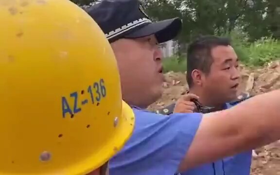 Penjual nasi kotak di lokasi konstruksi disuruh pergi, sebagian pekerja tidak terima; para pekerja m