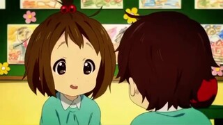 Small Yui eats crayon