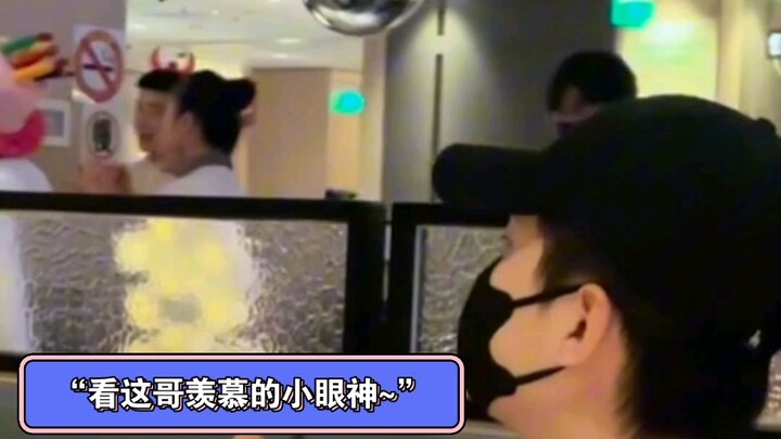 Why is Fan Chengcheng still taking on private jobs at Haidilao? He's been promoted to atmosphere man