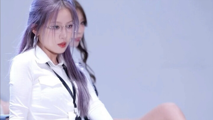 秘书คนใหม่ผู้สวมกระโปรงสั้นของ AOA