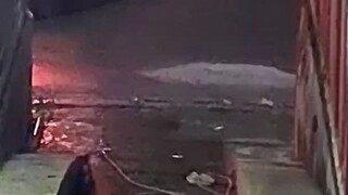 رجل فلبيني يُظهر مهارة عالية في ركن السيارة