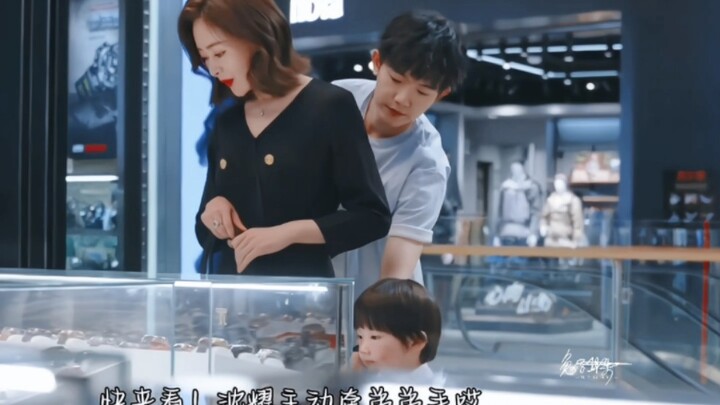 Cepat lihat! Shen Yao malah secara sukarela menggandeng tangan adiknya! Adiknya pun dengan patuh men