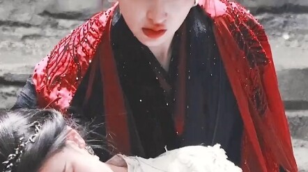 Dalam “Da Meng Gui Li”, Cheng Xiao menangkap Chen Duling yang pingsan; memang hanya Sutradara Guo ya