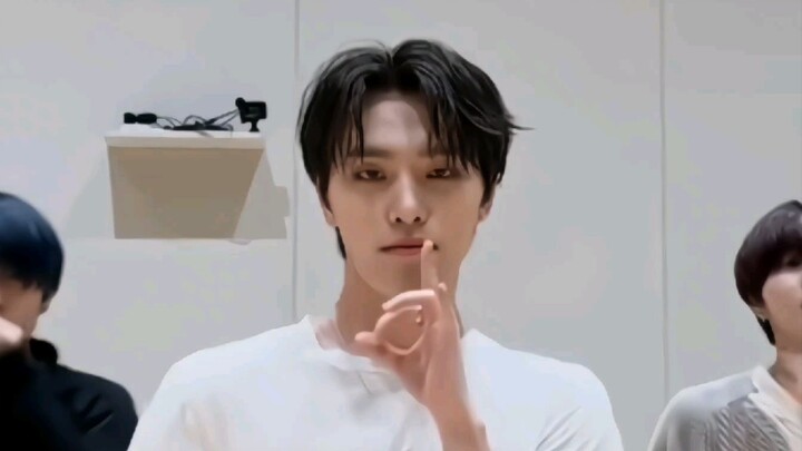 【李灿DINO】DINO Focus 'Sweet Venom' Cha Bộ trang phục này giá Cha bao nhiêu vậy hahahaha