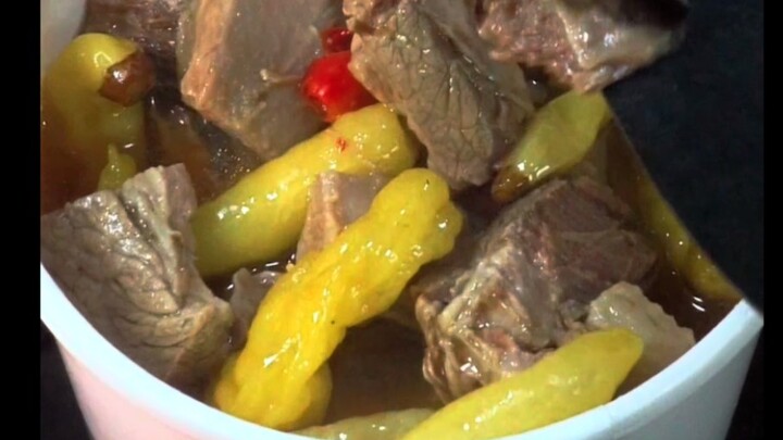 กินบะหมี่เนื้อผัดพริกเกลือแบบเรียบง่าย