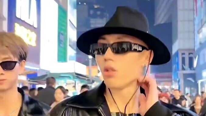 เจ๋งมาก! ทีมบาสเกตบอล F3 เต้นบาสสุดอลังการ! ลู่ตัน: ดึงคนที่ไม่ปรบมือมาเต้นกันเถอะ! ช่างภาพทั้งหลาย 