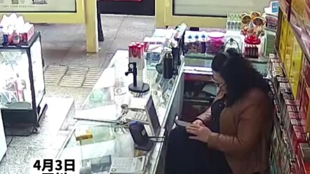 Pria terpeleset di hari hujan dan ‘terjatuh’ ke dalam toko kecil, demi mengatasi kecanggungan dia pu