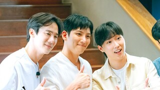 Tiếng cười của Yoo Yeon-seok đối với tôi thật buồn cười. Cách người em trai chơi piano này đá vào cố