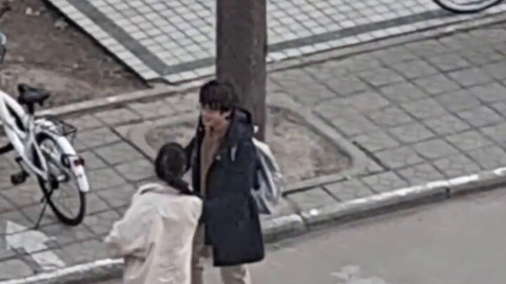 Roommates quarreled downstairs in a couple's dormitory and explained the whole process. She ran away