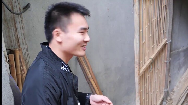 We installed the GOPRO camera with good anti-shake performance on the chicken's head. Is the video s