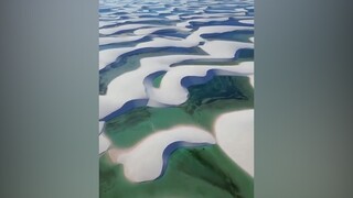 巴西北部的“千湖沙漠”，白色的沙丘之间点缀着数不尽的潟湖，看远景很震撼