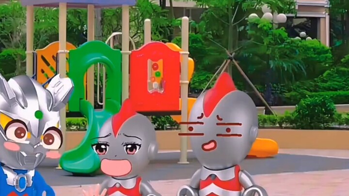 Ai kecil bermain di perosotan!