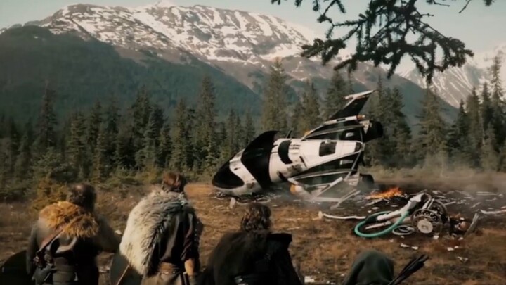 Manusia purba bertemu dengan pesawat tempur antariksa, berlutut sebagai dewa tanpa menyadari bahwa i