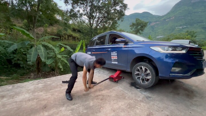 Apa yang harus saya lakukan jika kedua roda belakang mobil saya jatuh ke lubang jalan?