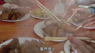 How can I remain calm when sitting at the same table with the host's relatives at a banquet?