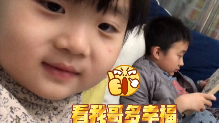 Hmm, lihatlah betapa bahagianya kakakmu!