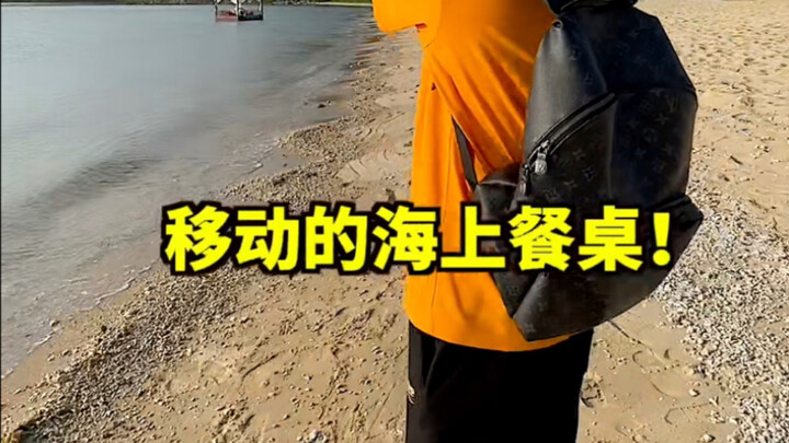 كيف يكون شعور تناول وجبة أثناء الانجراف في البحر؟