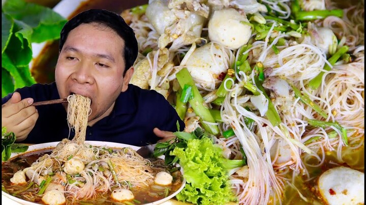 ก๋วยเตี๋ยวหมูตุ๋น ถาดยักษ์!! กัดพริกเผ็ด คุ้ยกะปิ มันแซ่บมากครับ