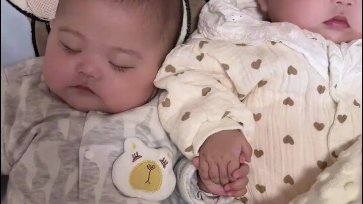 Twin babies who even hold hands while they sleep—so cute they melt their mom’s heart!