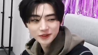 “ซองฮุนหล่อมากจริงๆ และผมรู้สึกหนักใจทุกครั้งที่เห็นเขา”