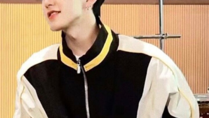 Thần tượng nam vào công ty vì lý do kỳ lạ