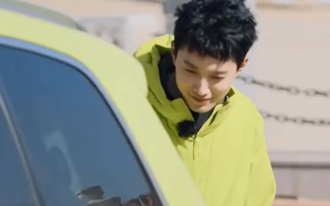 หัวเราะฉันเลย! ฟ่านซื่อฉีกับรถใส่เสื้อเหมือนกัน!