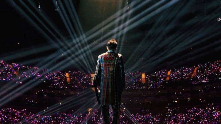 مزيج من أغاني جاكي شان تم تكييفه بعنوان "أنا أنتظر خروجك من المدرسة في يوم مشمس"، يدمج عدة أغاني حب 