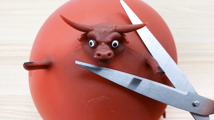 [Life]Cutting an ox balloon until it's broken