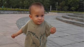 رقصة اللاتيه الأولى لوالده الحقيقي: أحدهما يجرؤ على الرقص، والآخر يجرؤ على الاستماع، لا شيء على الإط