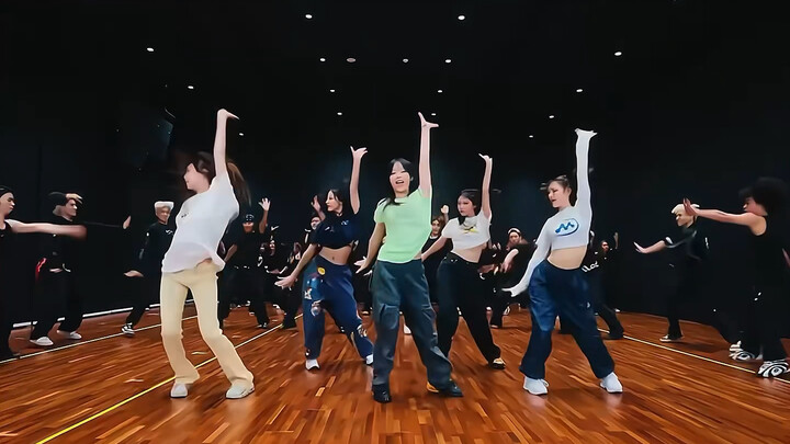 Newjeans I love this adaptation, the arms are swinging and sparks are flying