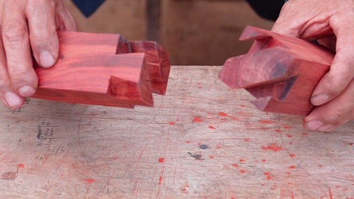 ไม้สี่เหลี่ยมท่อนหนึ่งที่หักแล้วถูกเชื่อมต่ออย่างสมบูรณ์ด้วยสลักหางนกนางแอ่นคู่