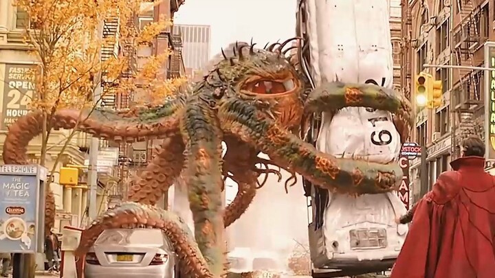 A bus was mysteriously squeezed and deformed by an invisible force, and the man quickly cast a spell