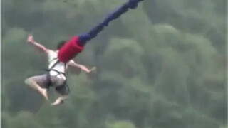 Seorang pria yang menghasilkan uang dengan bungee jumping! ! !